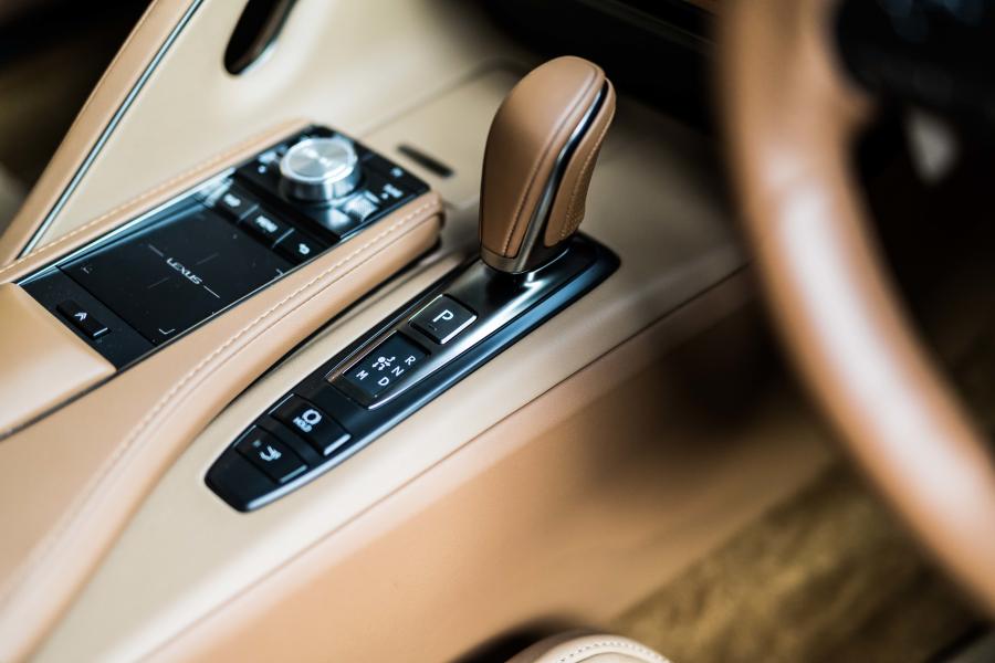 Детали интерьера Lexus LC500 2017 года  (JP) (фото 34 из 40)